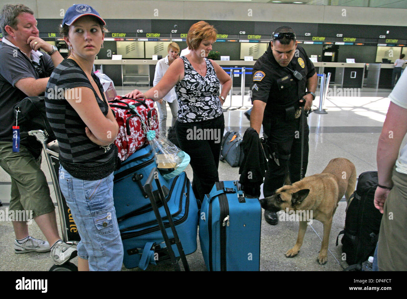 Agosto 10, 2006; Los Angeles, CA, Stati Uniti d'America; Los Angeles funzionario di polizia Robert Corchado con il suo cane 'Malo' Patrol Tom Bradley International terminal a LAX dopo un complotto terrorista è stato sventato a Londra il giovedì, 10 agosto 2006. Gli aeroporti sono su livelli elevati di protezione a causa della minaccia nazionale Advisory spostare all'arancione, che è elevato il rischio di attentati terroristici. Credito: Foto di Br Foto Stock