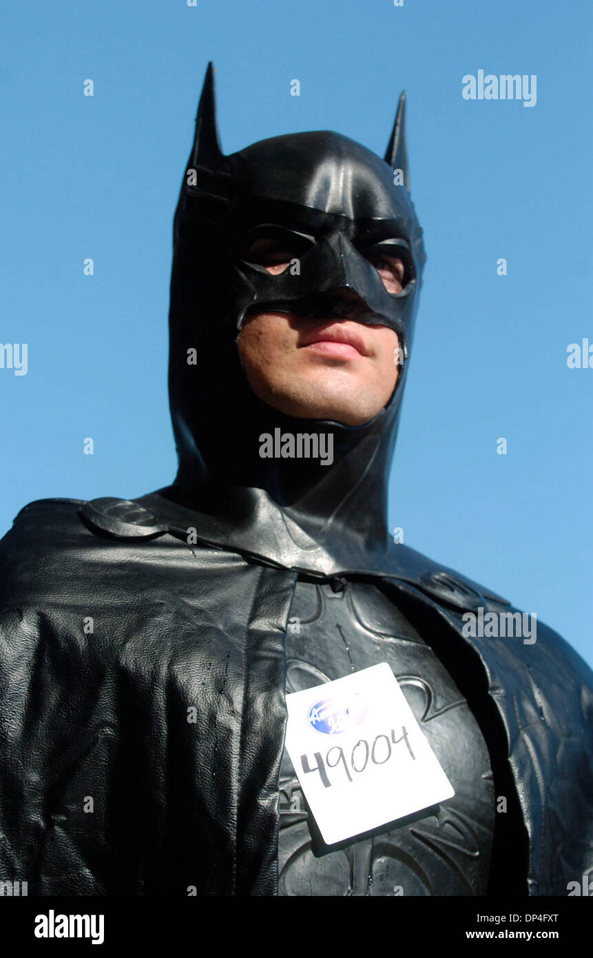 Aug 11, 2006; San Antonio, TX, Stati Uniti d'America; 'American Idol' speranzoso Air Force Staff Sgt. JAMES WARREN pone per le foto di moda dopo essere usciti dal programma televisivo try-outs al Alamodome. Credito: Foto da Eric Kayne/San Antonio Express-News/ZUMA premere. (©) Copyright 2006 by San Antonio Express-News Foto Stock