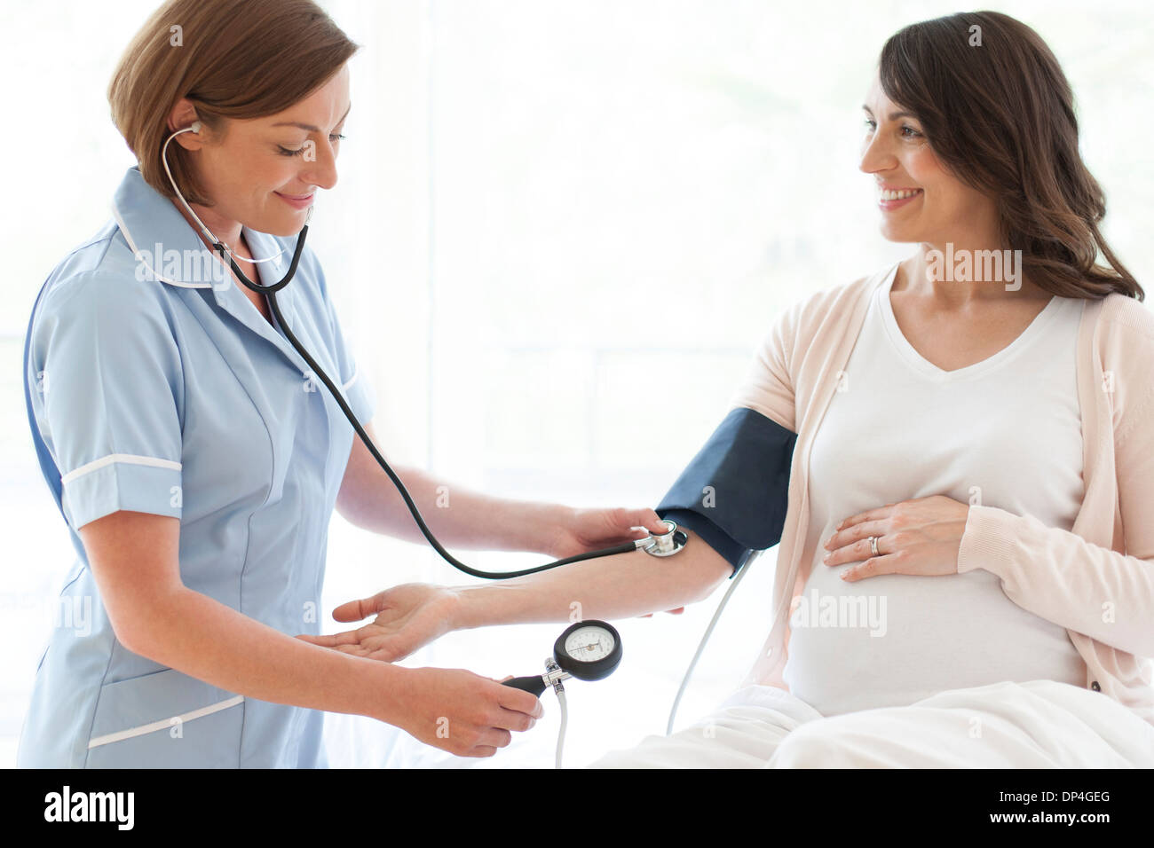 La misurazione della pressione sanguigna Foto Stock