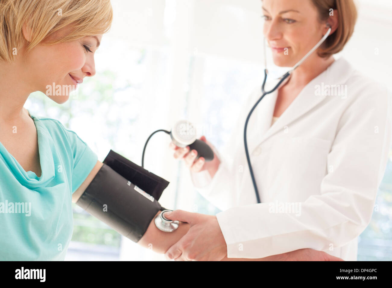 La misurazione della pressione sanguigna Foto Stock