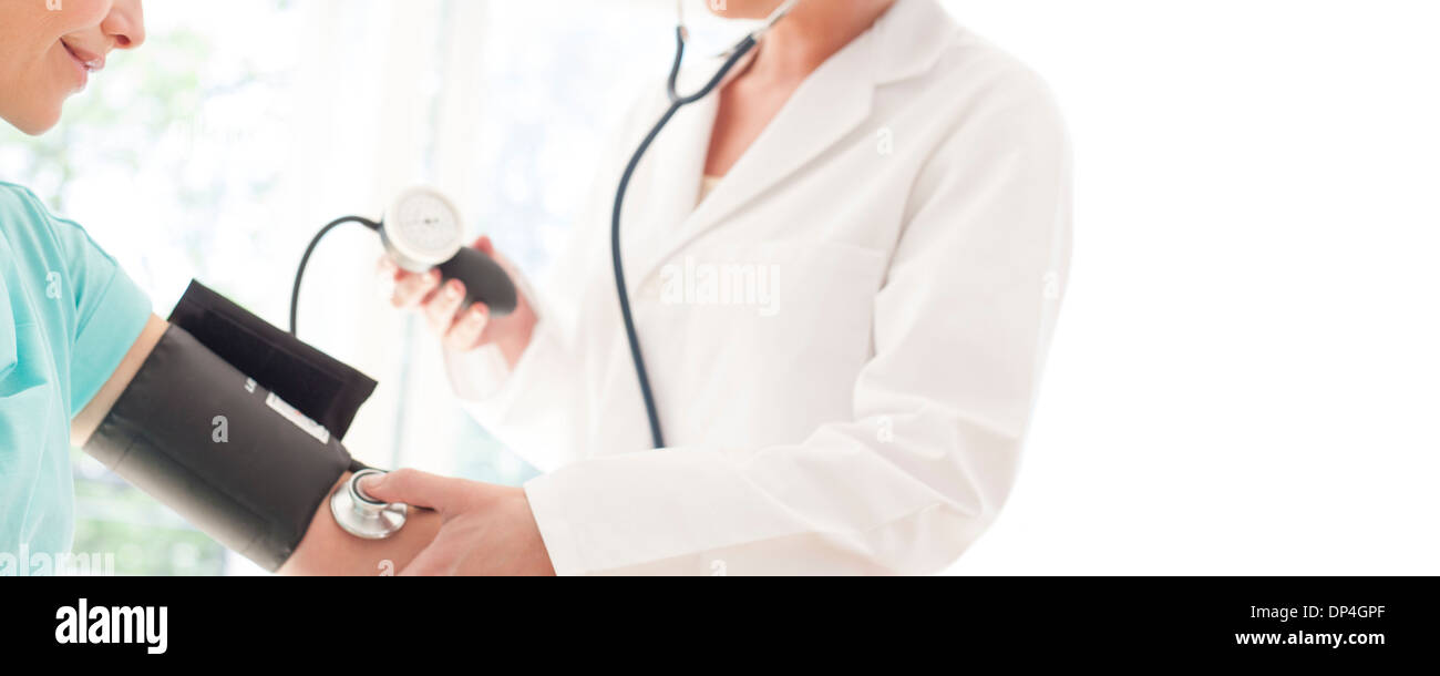 La misurazione della pressione sanguigna Foto Stock