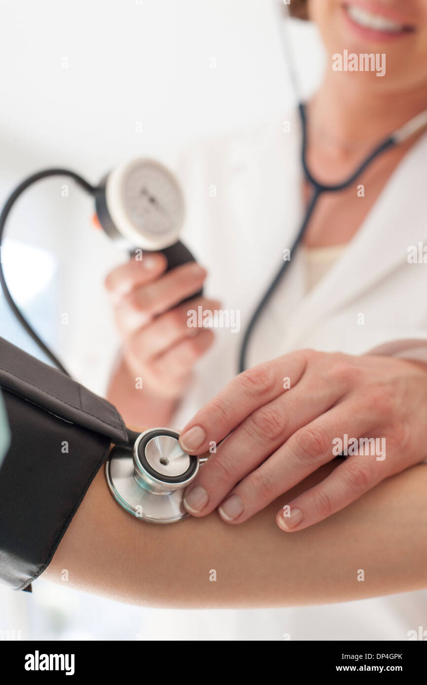 La misurazione della pressione sanguigna Foto Stock