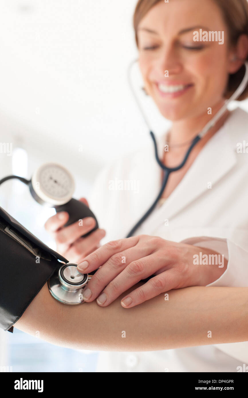 La misurazione della pressione sanguigna Foto Stock
