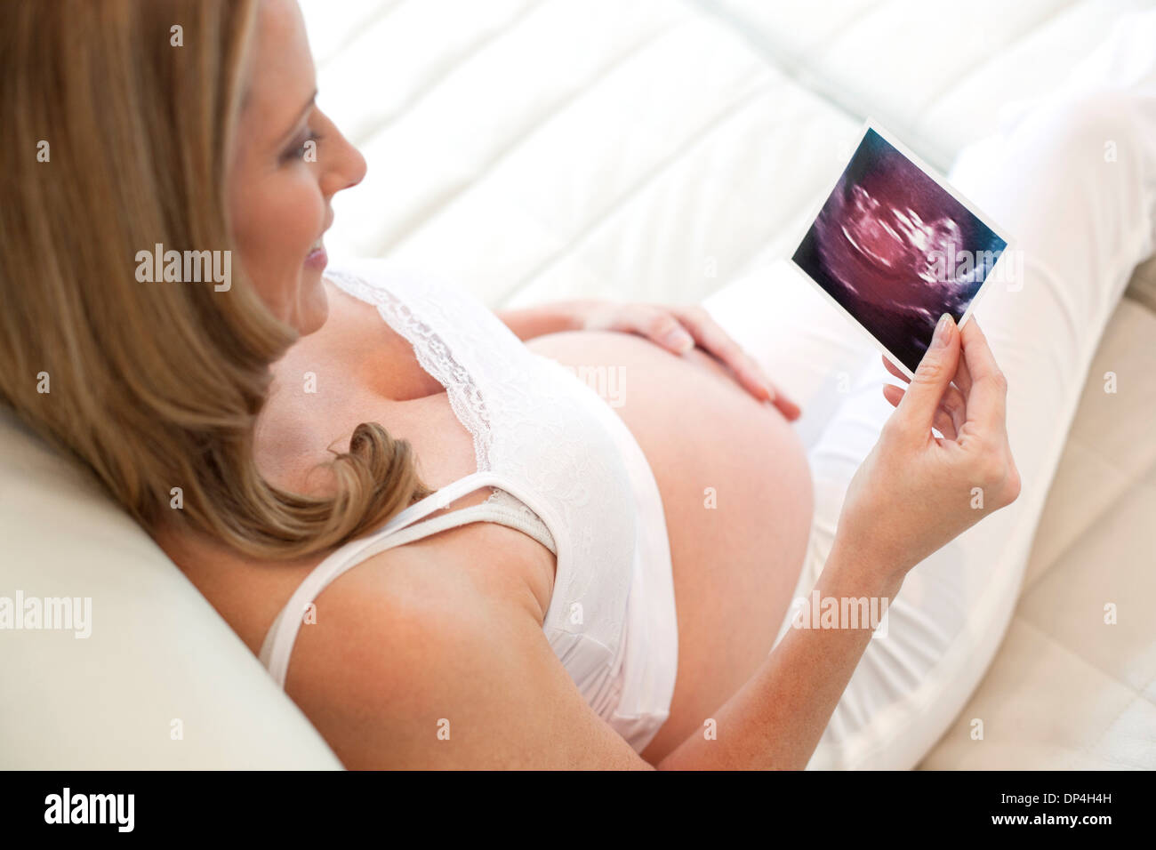 Donna incinta con baby scan Foto Stock