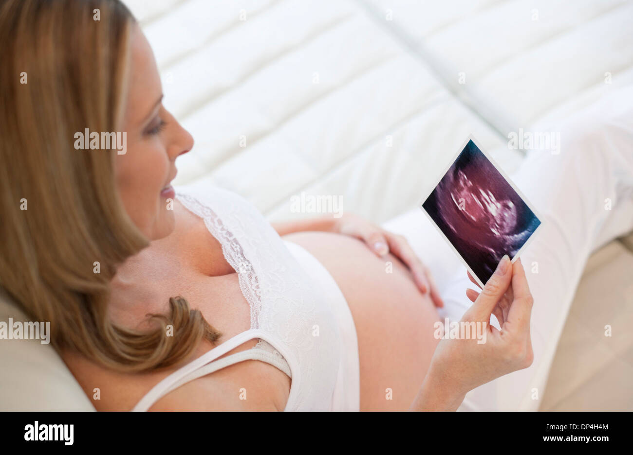 Donna incinta con baby scan Foto Stock