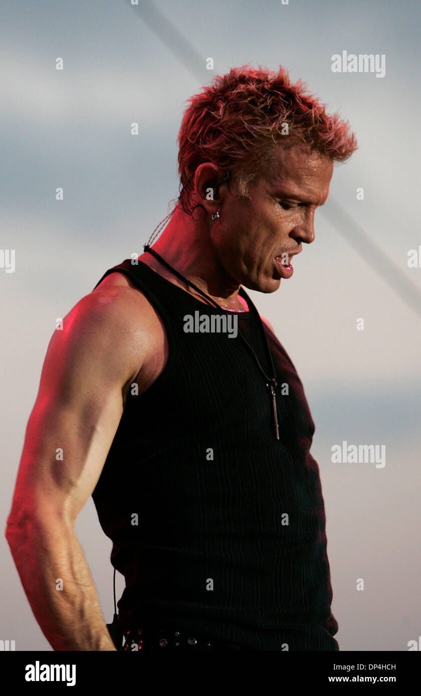 Aug 12, 2006; Los Angeles, CA, Stati Uniti d'America; Billy Idol eseguendo a migliaia di suoi fan affezionati al Del Mar Racetrack a San Diego, CA. Credito: foto da John Hardick/ZUMA premere. (©) Copyright 2006 da John Hardick Foto Stock