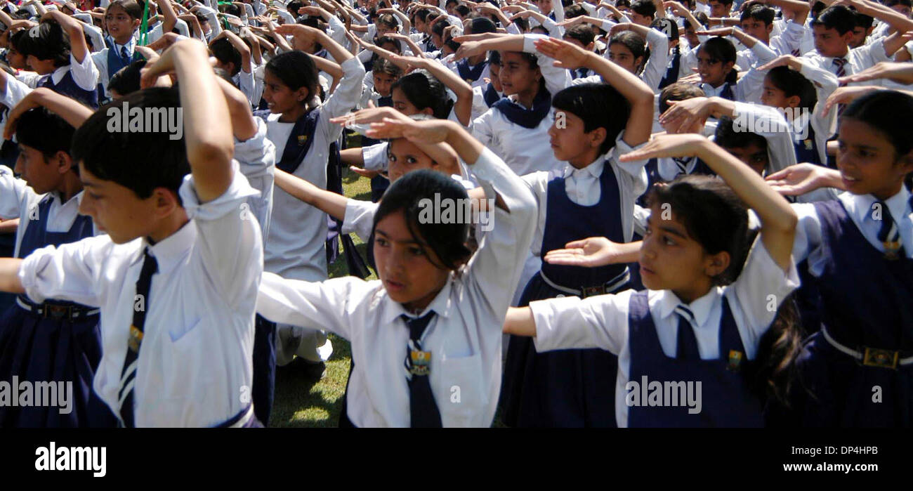 Aug 13, 2006; Srinagar Kashmir, INDIA; i bambini del Kashmir durante un programma culturale di prove, di cui farà parte delle celebrazioni per Indian giorno dell indipendenza il 15 agosto. Credito: Foto di Altaf Zargar/ZUMA premere. (©) Copyright 2006 by Altaf Zargar Foto Stock