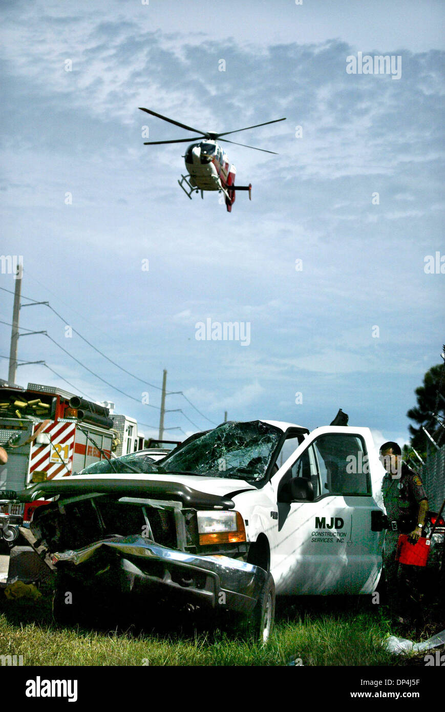 Agosto 14, 2006; Palm City, FL, Stati Uniti d'America; una persona che era alla guida di una Dodge Stratus che ha colpito un pickup su alti prati Avenue lunedì dopo mezzogiorno è volato a St. Mary's Medical Center in condizioni critiche. Il conducente del carrello è stato preso a Martin Memorial Nord in ambulanza. Credito: Foto di Meghan McCarthy/Palm Beach post/ZUMA premere. (©) Copyright 2006 da Palm Beach post Foto Stock