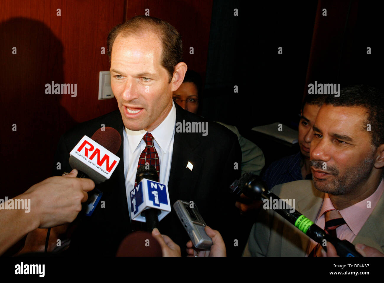 Aug 15, 2006; Brooklyn, New York, Stati Uniti d'America; New York Stato candidato Gubernatorial Eliot Spitzer, e compagno di corsa David A. Paterson insieme prima che esse svelano i loro piani per affrontare la violenza domestica nello Stato di New York al Collegio di S. Francesco. Il Spitzer-Paterson proposta delinea una strategia per lo Stato di New York per affrontare la violenza domestica ad ogni livello attraverso rimedi legislativi, aw Foto Stock