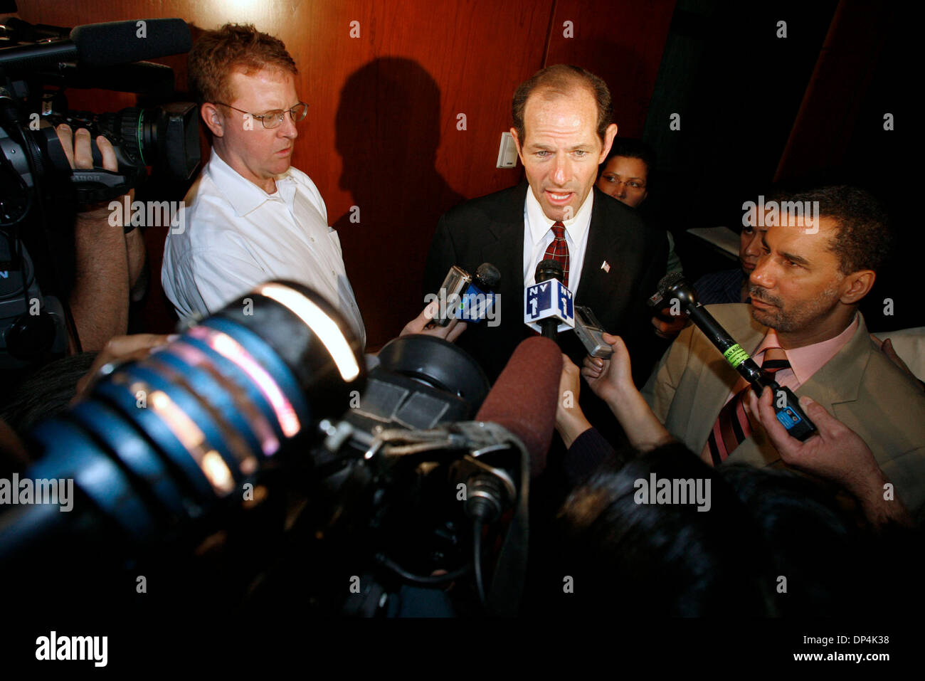 Aug 15, 2006; Brooklyn, New York, Stati Uniti d'America; New York Stato candidato Gubernatorial Eliot Spitzer, e compagno di corsa David A. Paterson insieme prima che esse svelano i loro piani per affrontare la violenza domestica nello Stato di New York al Collegio di S. Francesco. Il Spitzer-Paterson proposta delinea una strategia per lo Stato di New York per affrontare la violenza domestica ad ogni livello attraverso rimedi legislativi, aw Foto Stock