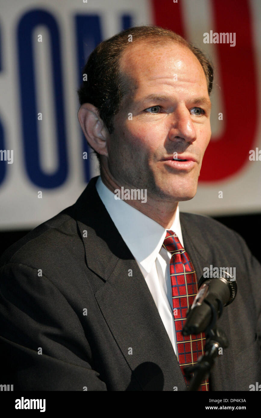 Aug 15, 2006; Brooklyn, New York, Stati Uniti d'America; New York Stato candidato Gubernatorial Eliot Spitzer, e compagno di corsa Paterson insieme prima che esse svelano i loro piani per affrontare la violenza domestica nello Stato di New York al Collegio di S. Francesco. Il Spitzer-Paterson proposta delinea una strategia per lo Stato di New York per affrontare la violenza domestica ad ogni livello attraverso rimedi legislativi, consapevolezza c Foto Stock