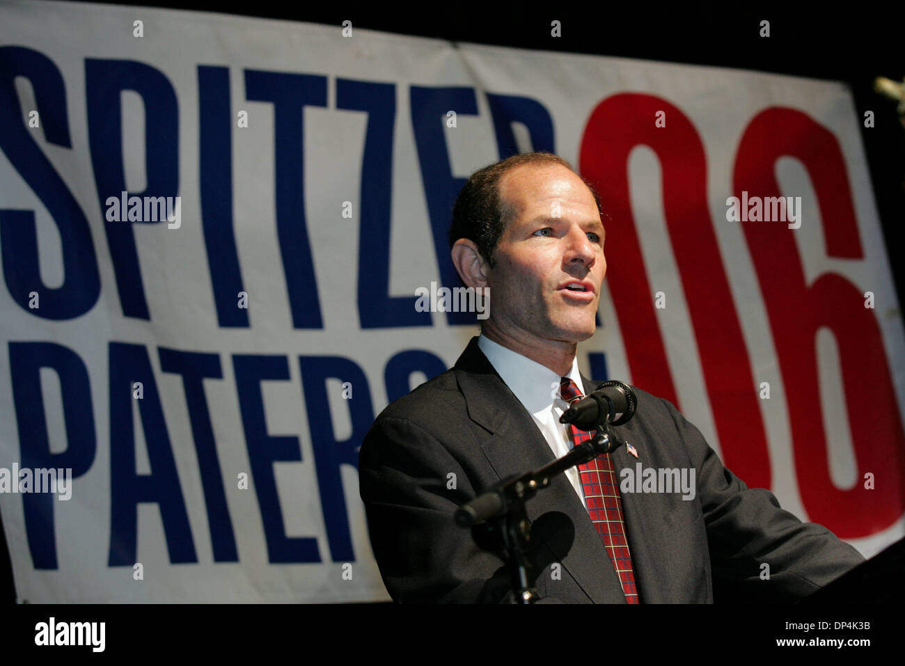 Aug 15, 2006; Brooklyn, New York, Stati Uniti d'America; New York Stato candidato Gubernatorial Eliot Spitzer, e compagno di corsa Paterson insieme prima che esse svelano i loro piani per affrontare la violenza domestica nello Stato di New York al Collegio di S. Francesco. Il Spitzer-Paterson proposta delinea una strategia per lo Stato di New York per affrontare la violenza domestica ad ogni livello attraverso rimedi legislativi, consapevolezza c Foto Stock