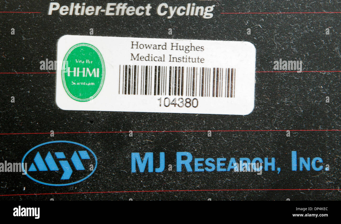Aug 16, 2006; San Diego, CA, Stati Uniti d'America; Larry Goldstein sarà parlando di come il dibattito morale sulla ricerca sulle cellule staminali embrionali negli Stati Uniti è di ostacolare la sua ricerca. Che ti ci mostrano il suo laboratorio dove ha appositamente contrassegnare le attrezzature per ricordare gli scienziati ciò che è stato pagato con il denaro del governo e di ciò che è stato pagato con donazioni private. Gli scienziati non possono lavorare con tutti embrione Foto Stock