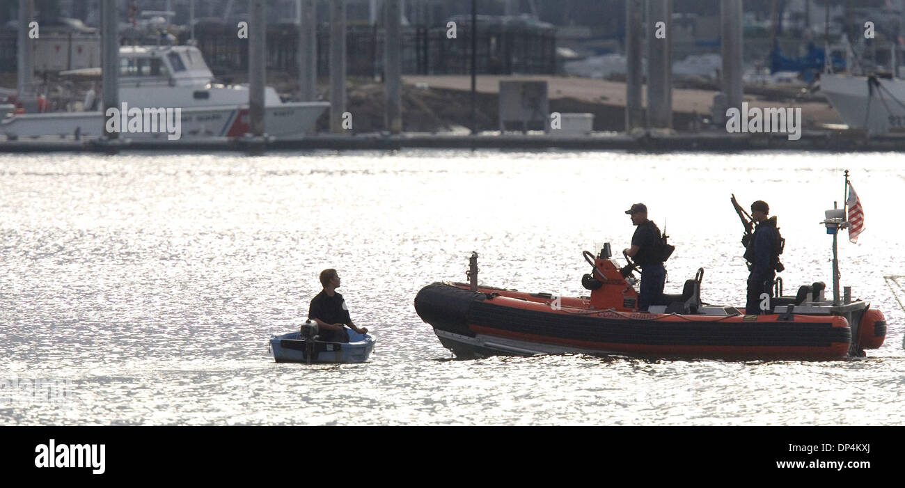 Aug 17, 2006; San Diego, CA, Stati Uniti d'America; una guardia costiera dello scafo rigido barca gonfiabile non lavoro sicurezza pior all'arrivo del 87-piede taglierina Petrel con Javier Arellano Felix e quelli catturati con lui a bordo per il dock della stazione della Guardia Costiera su Harbor Drive. Noto anche come " El Tigrillo,' o 'po' di tiger,' Arellano, 37, è uno dei sette leader in Arellano Felix organizzazione Foto Stock