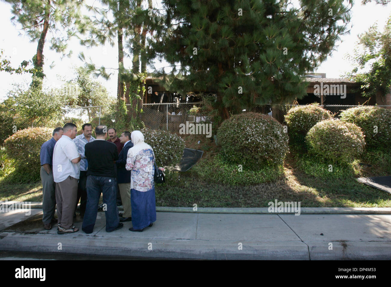 Aug 17, 2006; El Cajon, CA, Stati Uniti d'America; i membri della comunità curda raccolte al di fuori del Al-Madina Al-Munawara moschea di Magnolia Avenue tra Chamberlain e Camden viali di El Cajon, California, dopo un incendio ha distrutto la moschea e la comunità curda Centro Islamico inizio giovedì mattina. Il complesso ha subito circa 2 milioni di dollari in danni di credito obbligatorio: Foto di Laura Ricama Foto Stock