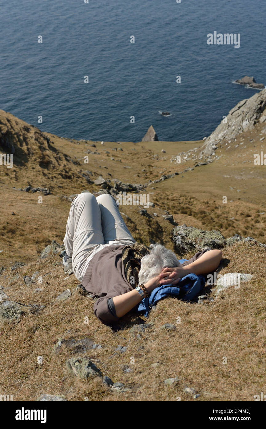 In un momento di relax a Slieve League Donegal Irlanda Foto Stock