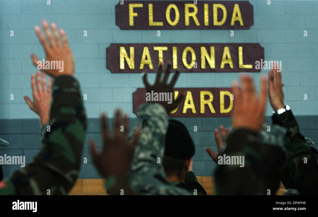 Agosto 21, 2006; Ft. Pierce, FL, Stati Uniti d'America; 806th Polizia Militare azienda della Florida esercito Guardia Nazionale del soldato alza le mani dopo essere stata posta una domanda da parte loro plotone sargeant lunedì al Ft. Pierce armory. Questioni logistiche come il numero dei soldati sarebbe soggiornare in un hotel locale fino al dispiegamento mercoledì sono state poste lungo con altre domande. Obbligatorio Foto Stock