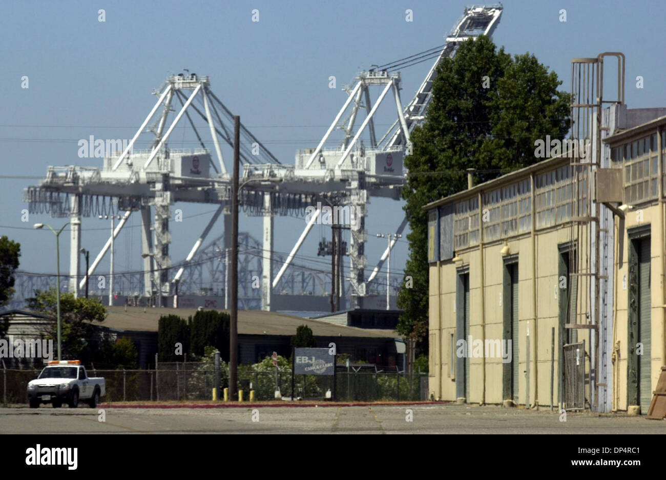 Agosto 22, 2006; Oakland, CA, Stati Uniti d'America; la Oakland Army base che si siede di fronte al porto di Oakland finale è stato preso in consegna dal porto di Oakland il martedì 22 agosto, 2006 a Oakland, in California. Oakland riqualificazione dell'agenzia ha ricevuto la metà dei 182 acri sito ed i piani di un progetto chiamato gateway per la East Bay. Credito: Foto da Gregorio Urquiaga/Contra Costa Times/ZUMA Foto Stock