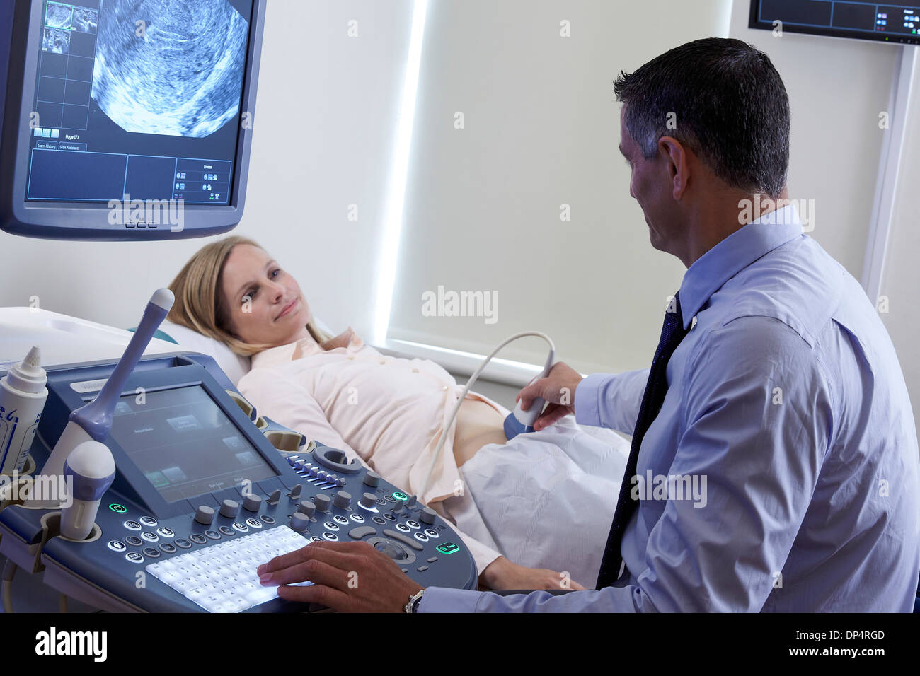 La gravidanza di scansione ad ultrasuoni Foto Stock