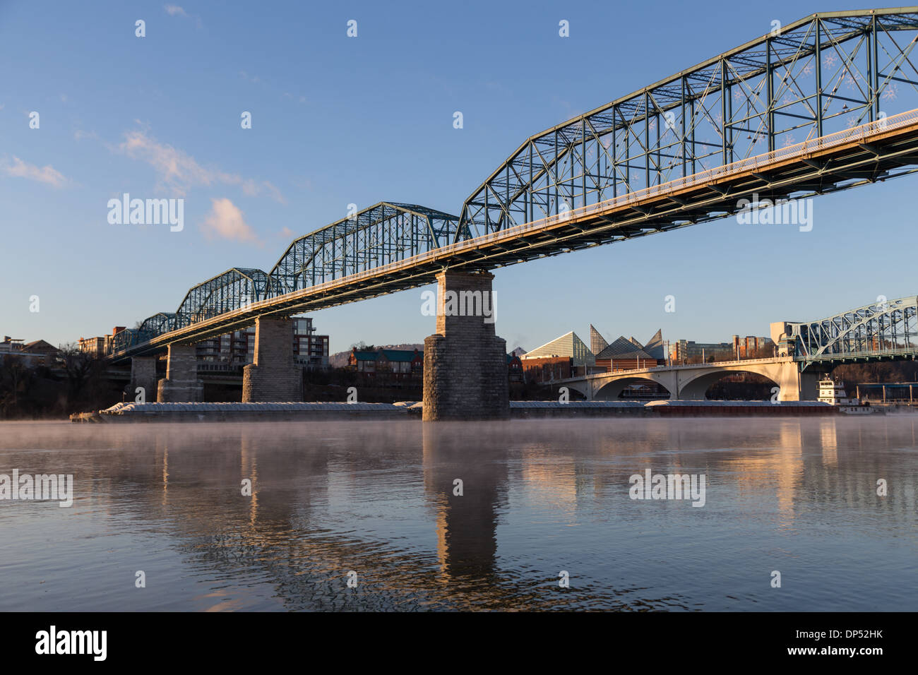 Una chiatta naviga sul fiume Tennessee attraverso Chattanooga, Tennessee, passando sotto il Walnut Street Bridge Foto Stock