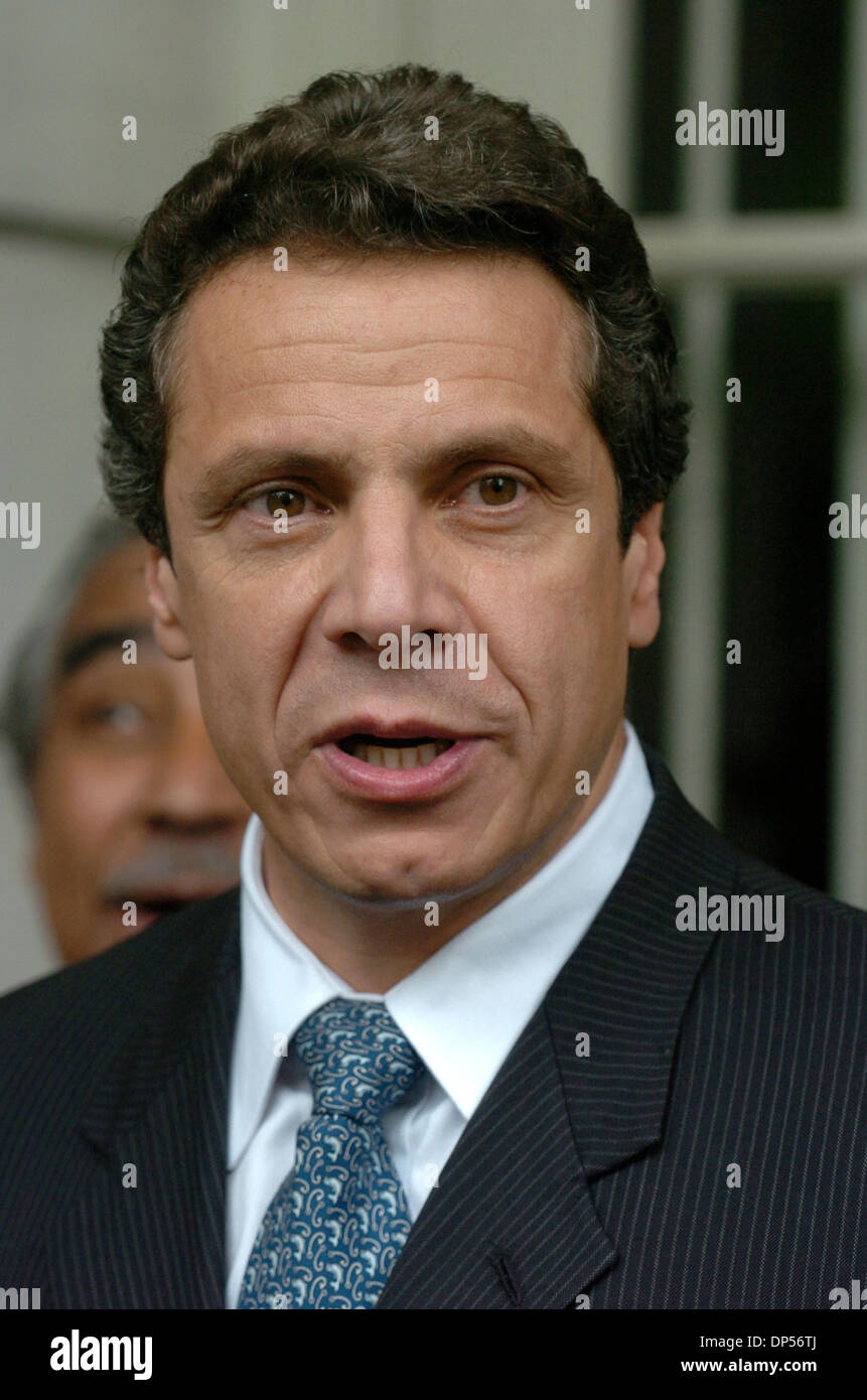 Sep 05, 2006; Manhattan, NY, STATI UNITI D'AMERICA; Andrew Cuomo parla come Charlie King, candidato per New York Attorney General, annuncia il suo sostegno per il rivale Andrew Cuomo nel corso di una conferenza stampa sui gradini del Municipio. Re, uniti da Congressman Charles Rangel e altri sostenitori annuncia inoltre "Uniti per la giustizia" coalizione al fine di unificare i newyorkesi intorno ad un tema comune della giustizia Foto Stock