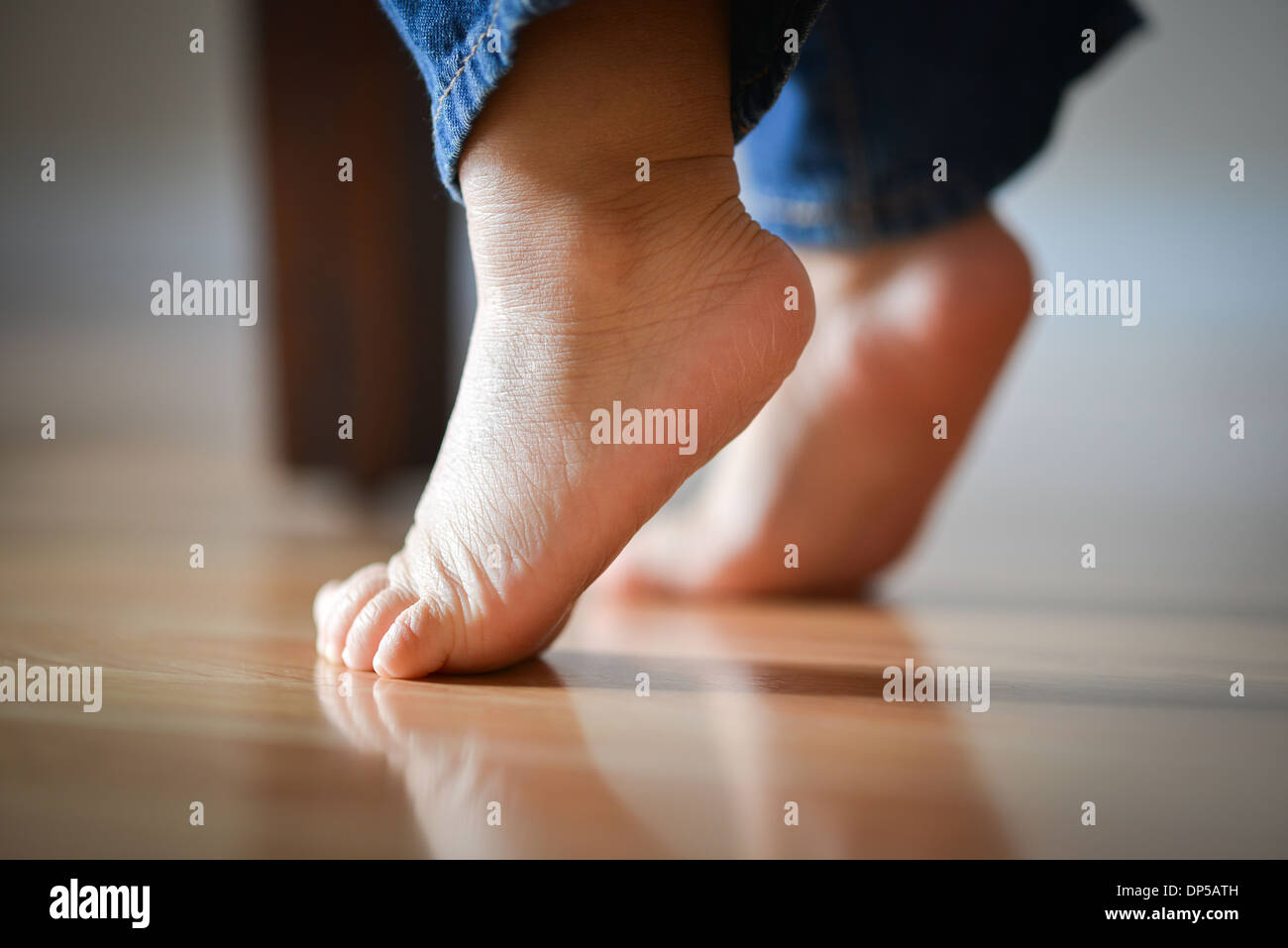 Neonato con i piedi sul Tippy dita - Concetto di innocenza Foto Stock