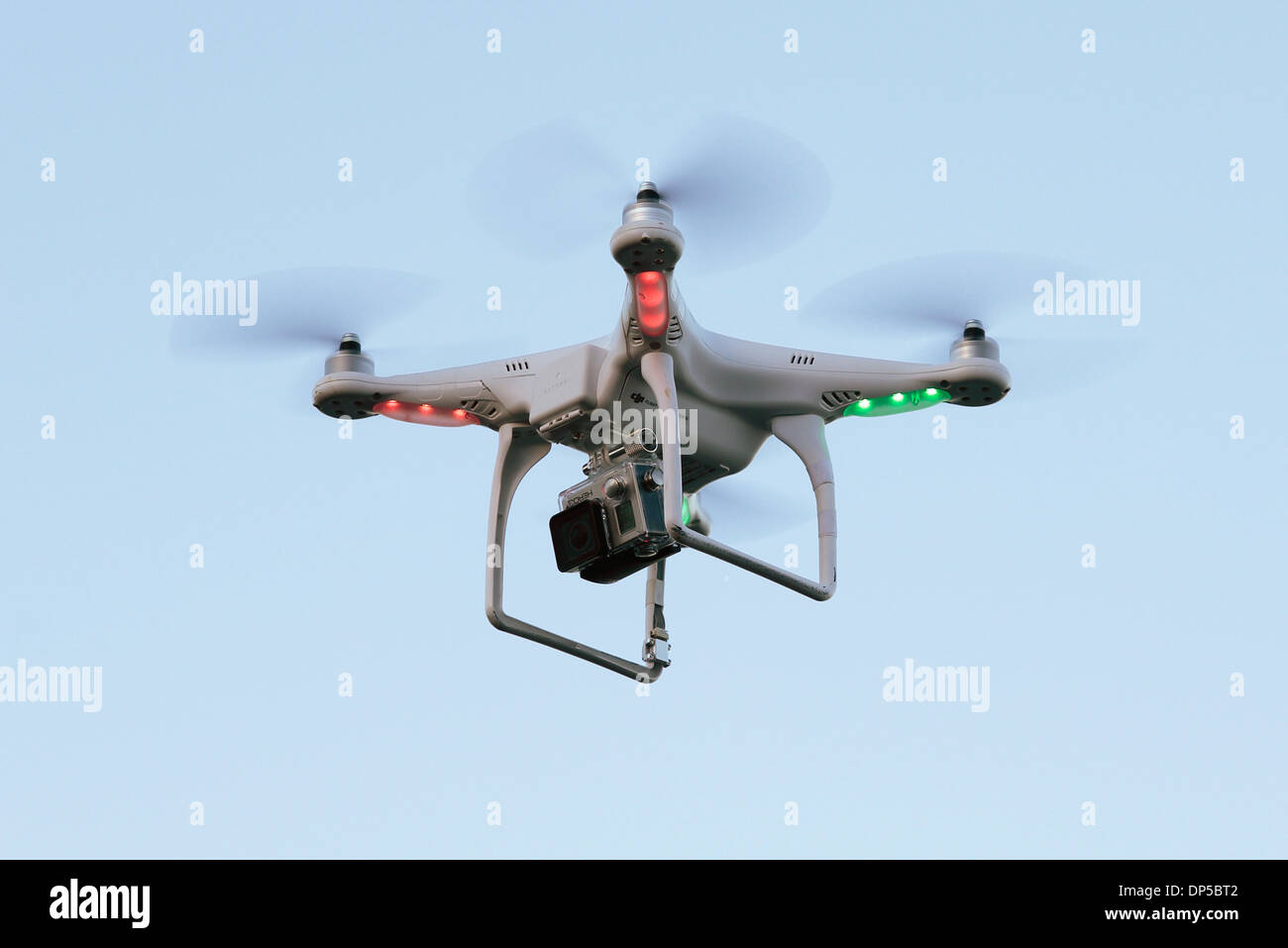 Un telecomandato DJI Phantom drone video in volo. Foto Stock
