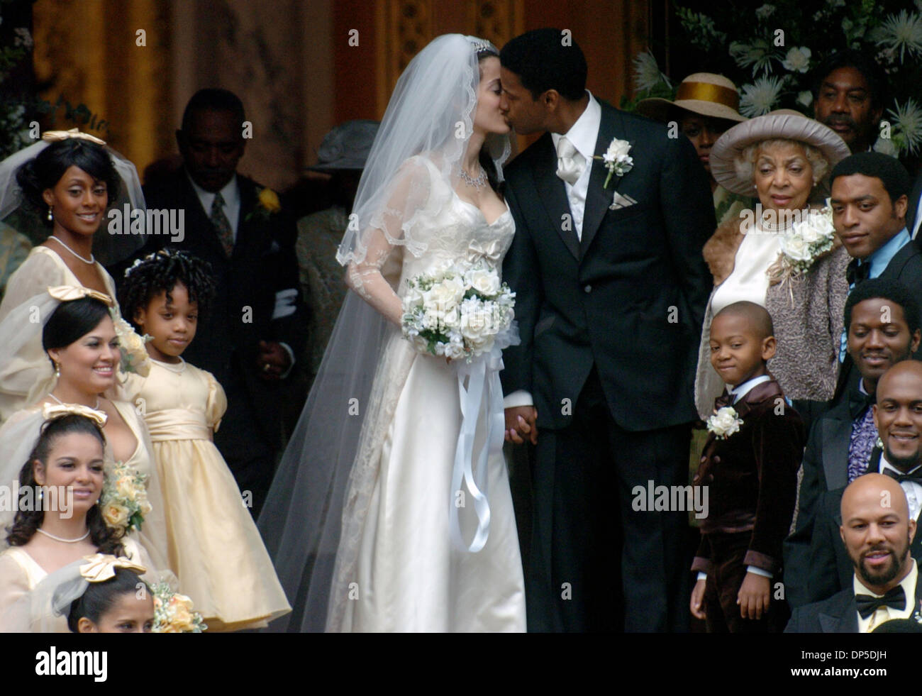 Sep 13, 2006; Manhattan, NY, STATI UNITI D'AMERICA; protagonisti Denzel Washington e LYMARI NADAL film una scena del matrimonio sui passi di Mt. OIivet chiesa battista di Harlem dal prossimo film "Il gangster americano", basato sulla storia vera di un farmaco di Harlem concessionario. Denzel Washington gioca Frank Lucas, a.k.a 'Superfly' che il contrabbando di eroina al di fuori del sud-est asiatico in scrigni di soldati uccisi in Vietnam. Foto Stock