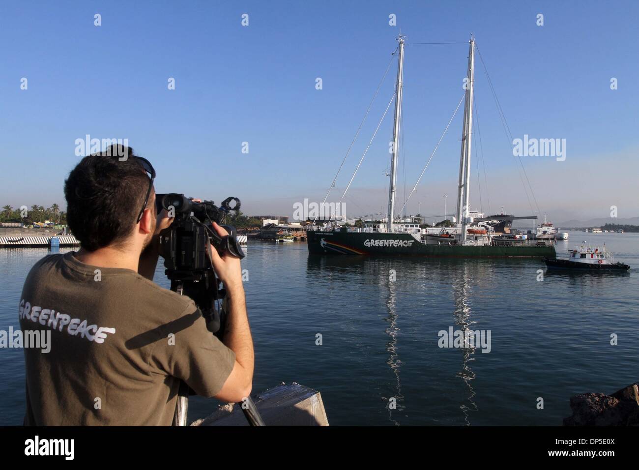 Sinaloa, Messico. Il 7 gennaio, 2014. Greenpeace la nave 'Rainbow Warrior' arriva a Mazatlan porta in Sinaloa, Messico, 7 gennaio 2014. La nave proveniva da San Diego di Stati Uniti e attraccata qui martedì mattina. La nave rimarrà tre giorni di Mazatlan e si recherà in visita in altri porti messicani. Credito: Juan Perez/Xinhua/Alamy Live News Foto Stock