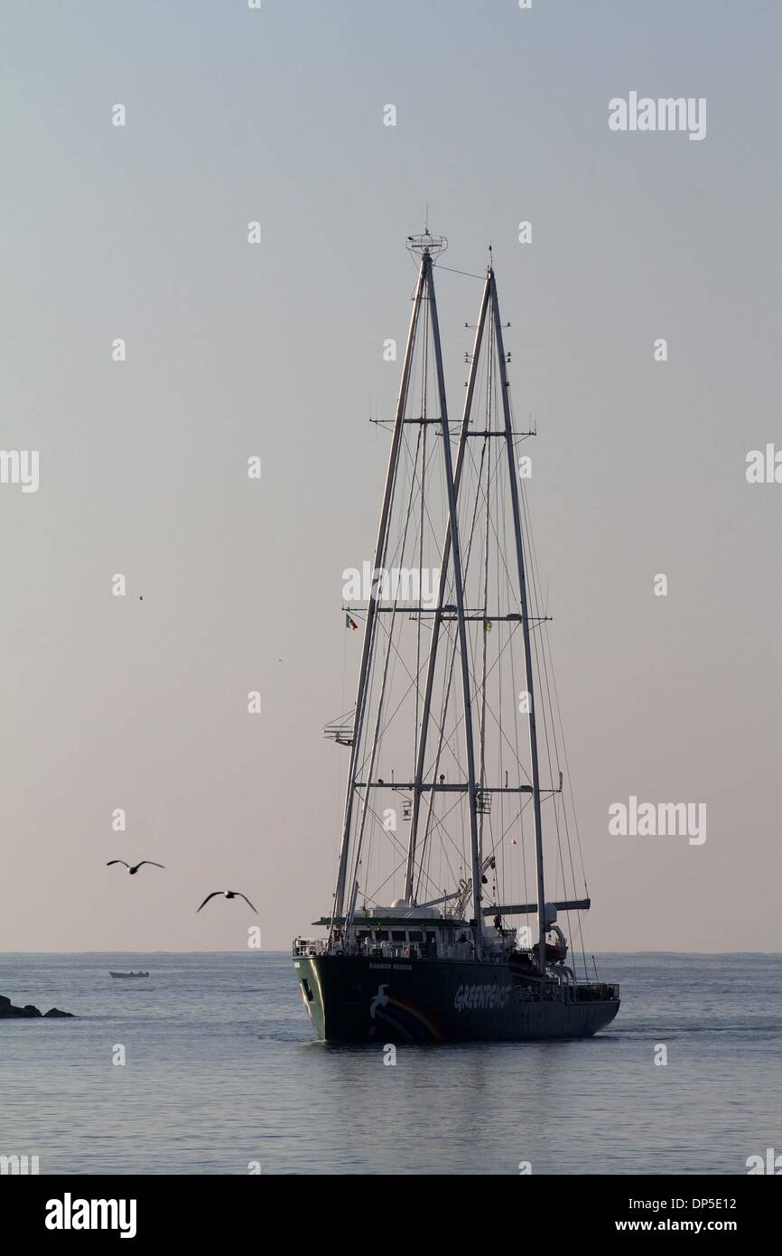 Sinaloa, Messico. Il 7 gennaio, 2014. Greenpeace la nave 'Rainbow Warrior' arriva a Mazatlan porta in Sinaloa, Messico, 7 gennaio 2014. La nave proveniva da San Diego di Stati Uniti e attraccata qui martedì mattina. La nave rimarrà tre giorni di Mazatlan e si recherà in visita in altri porti messicani. Credito: Juan Perez/Xinhua/Alamy Live News Foto Stock