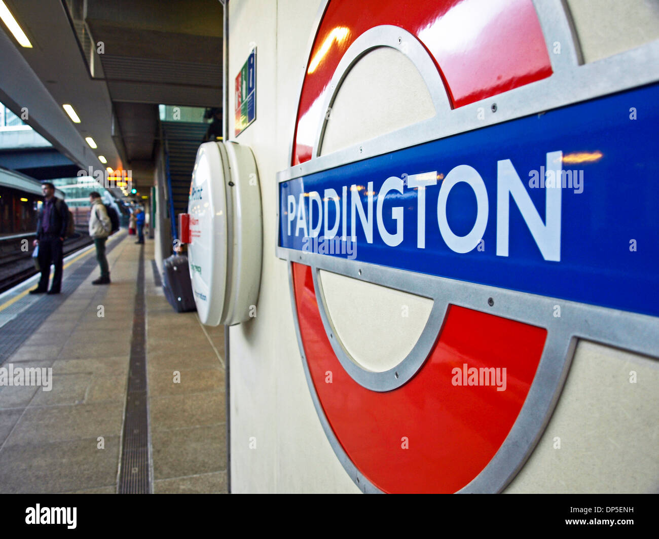 La stazione metro di Paddington roundel e piattaforma, London, England, Regno Unito Foto Stock