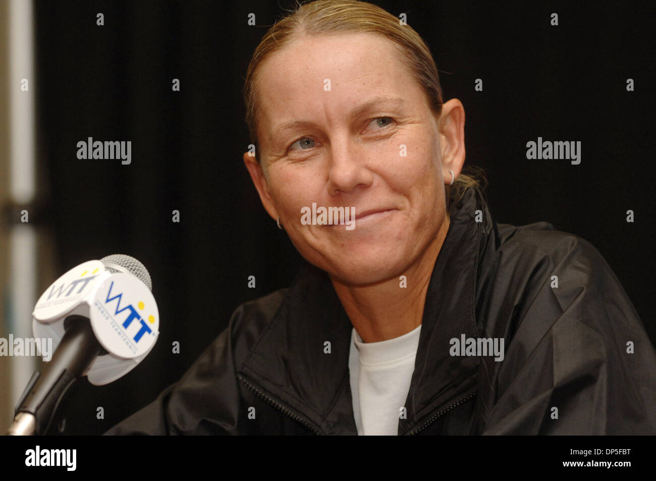 Sep 14, 2006; Irvine, CA, Stati Uniti d'America; Rennae Stubbs in occasione di una conferenza stampa per la XIV annuale di Advanta World Team Tennis (WTT) Smash Hits evento che beneficiano di Elton John AIDS Foundation. Team Billie Jean King (Billie Jean King, Pete Sampras, Rennae Stubbs) vs. Team Elton John (Elton John, Andy Roddick, Anna Kournikowa) gareggiato al Bren Eventi Centro, Università di California, Irvine. M Foto Stock