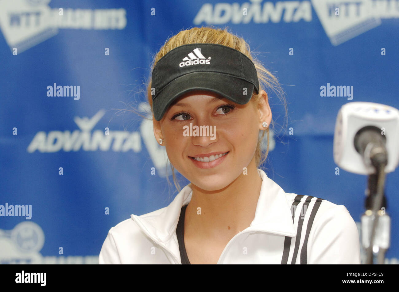 Sep 14, 2006; Irvine, CA, Stati Uniti d'America; Anna Kournikowa in occasione di una conferenza stampa per la XIV annuale di Advanta World Team Tennis (WTT) Smash Hits evento che beneficiano di Elton John AIDS Foundation. Team Billie Jean King (Billie Jean King, Pete Sampras, Rennae Stubbs) vs. Team Elton John (Elton John, Andy Roddick, Anna Kournikowa) gareggiato al Bren Eventi Centro, Università di California, Irvine. Foto Stock