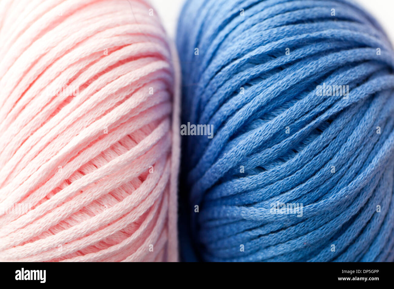 Close-up di rosa e blu di filati. Colori tradizionali per i neonati. Foto Stock
