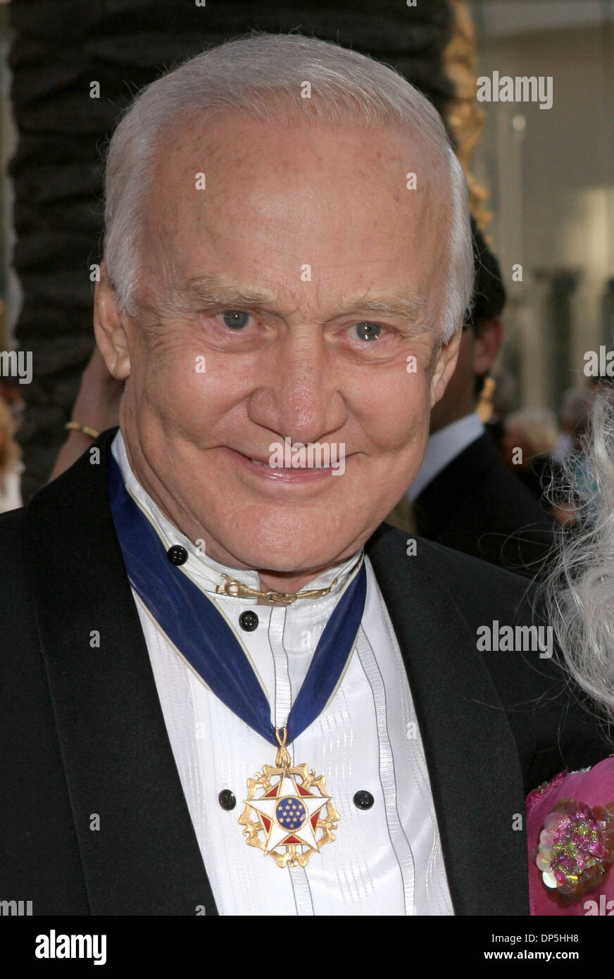 Sep 15, 2006; Costa Mesa, CA, Stati Uniti d'America; Buzz Aldrin sul tappeto rosso per il Cartier sponsorizzato serata di gala presso il nuovo Renee e Henry Segerstrom Concert Hall. Credito: Foto di Marianna giorno Massey/ZUMA premere. (©) Copyright 2006 by Marianna giorno Massey Foto Stock