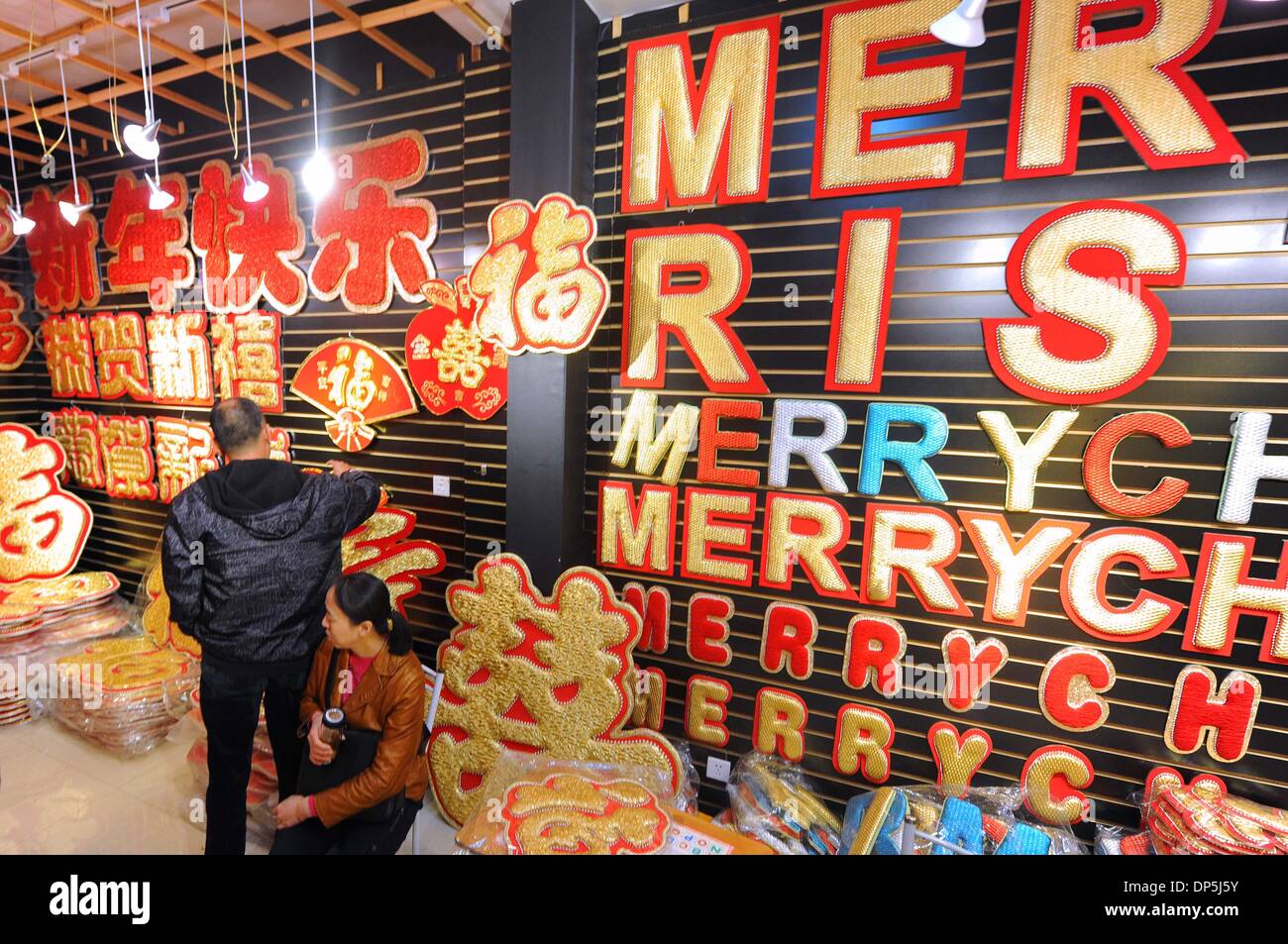 Hangzhou, cinese della Provincia di Zhejiang. 8 Gen, 2014. Gli acquirenti selezionare Nuovo Anno decorazioni al China Commodity City in Yiwu, una città rinomata per il suo piccolo commercio di prodotti in Cina orientale della provincia di Zhejiang, nov. 3, 2013. I prodotti di base la città mercato del fatturato, i cui vertici i mercati specializzati in tutto il paese per 23 anni, ha raggiunto 68,3 miliardi di yuan (11,28 miliardi di dollari) nel 2013, fino 17.76 per cento anno su anno, secondo le statistiche più recenti. © Tan Jin/Xinhua/Alamy Live News Foto Stock