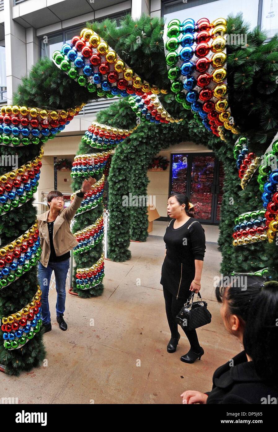 Hangzhou, cinese della Provincia di Zhejiang. 8 Gen, 2014. Un venditore (L) introduce il suo nuovo albero di Natale al China Commodity City in Yiwu, una città rinomata per il suo piccolo commercio di prodotti in Cina orientale della provincia di Zhejiang, nov. 3, 2013. I prodotti di base la città mercato del fatturato, i cui vertici i mercati specializzati in tutto il paese per 23 anni, ha raggiunto 68,3 miliardi di yuan (11,28 miliardi di dollari) nel 2013, fino 17.76 per cento anno su anno, secondo le statistiche più recenti. © Tan Jin/Xinhua/Alamy Live News Foto Stock
