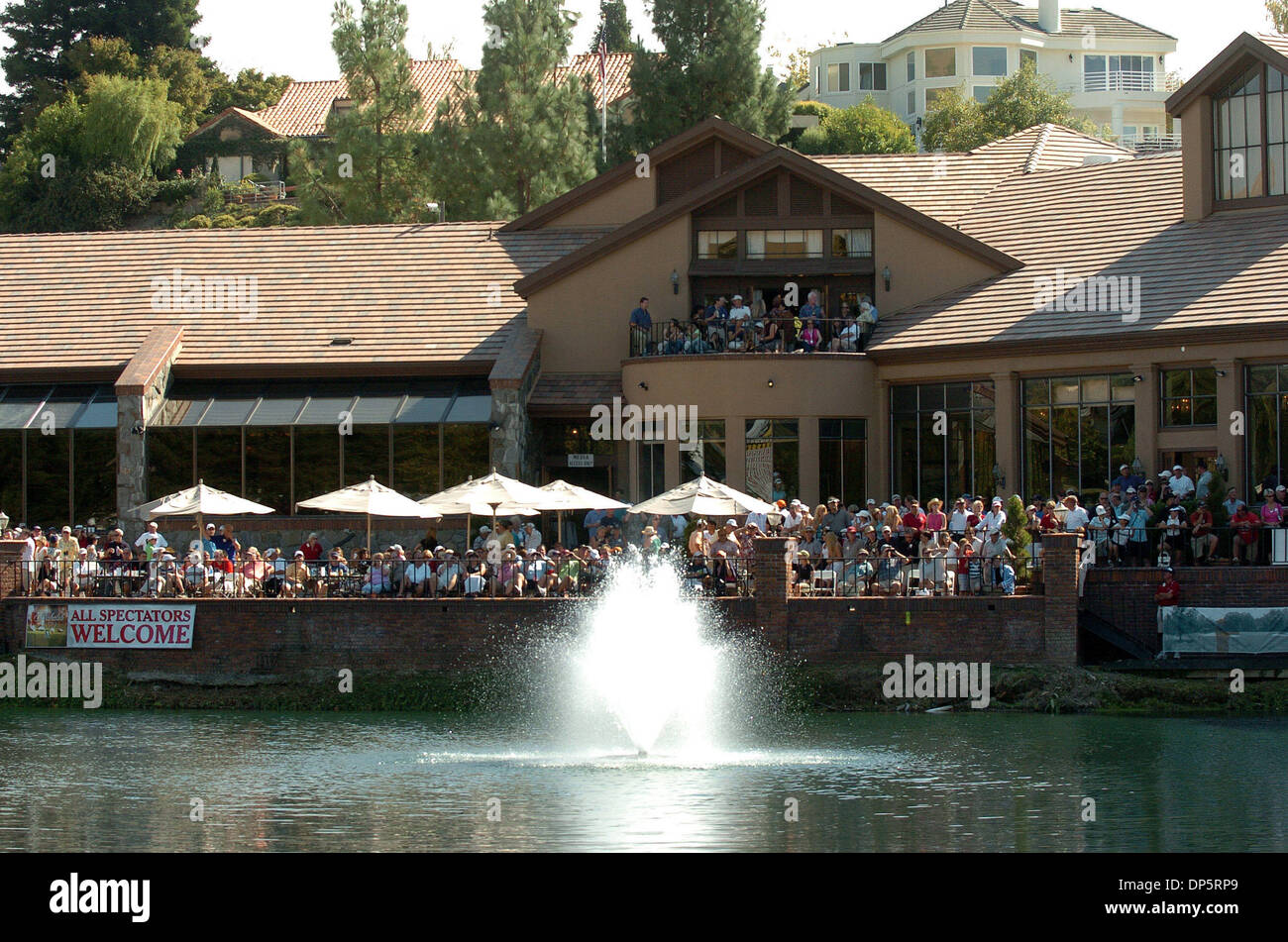 Il Sep 23, 2006; Danville, CA, Stati Uniti d'America; Ventilatori pack di qualunque macchia intorno alla clubhouse per guardare il verde XVIII Giornata conclusiva del 2006 anela la droga sfida LPGA torneo di golf presso il Blackhawk Country Club. Karrie Webb ha vinto il torneo di 15 sotto il par. Credito: Foto di Doug Duran/Contra Costa Times/ZUMA premere. (©) Copyright 2006 by Contra Costa Times Foto Stock