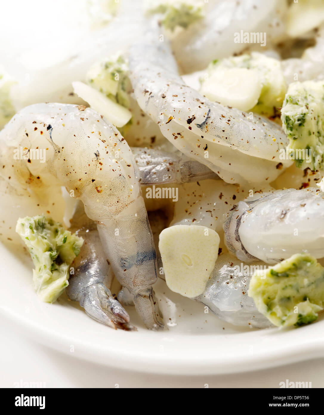 Gamberi crudo marinato con aglio e burro su una piastra Foto Stock