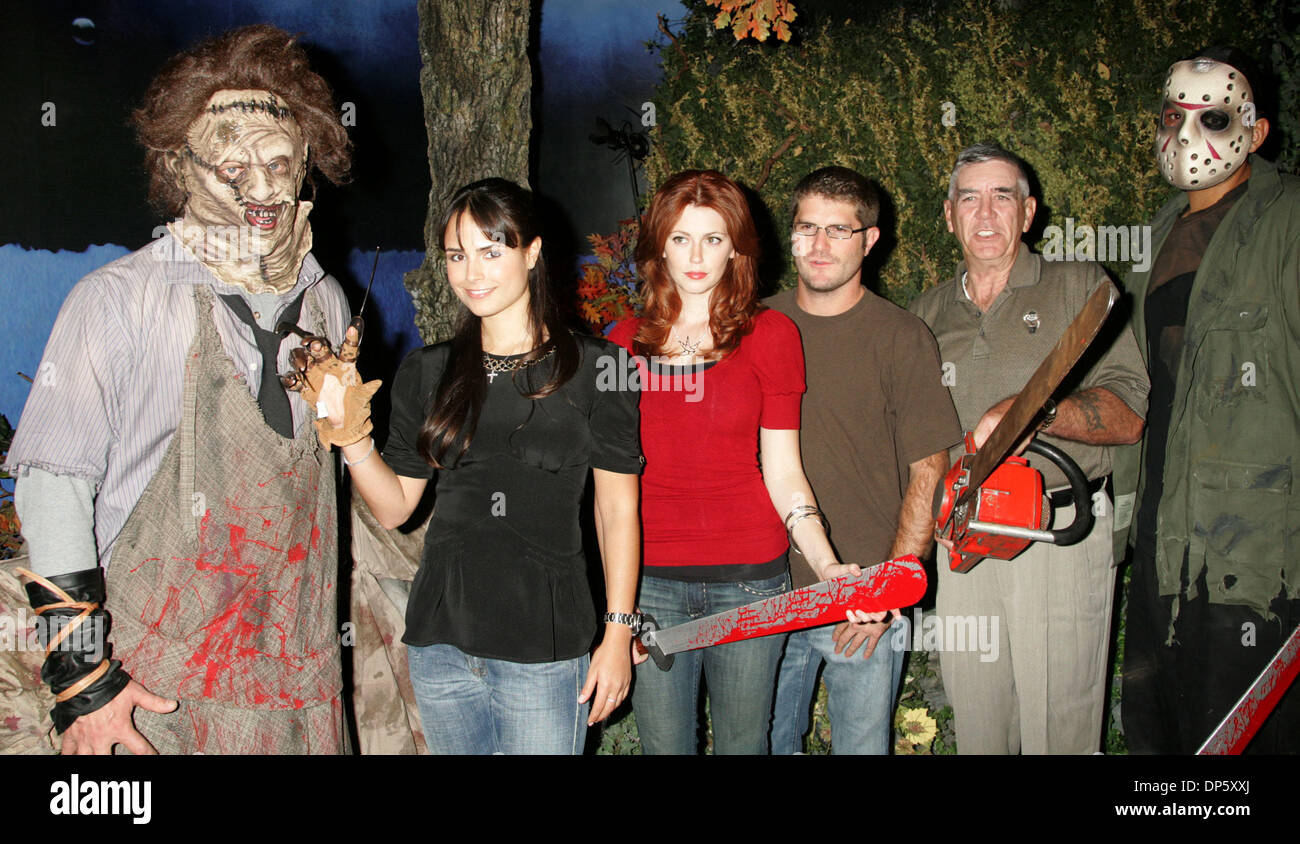 Settembre 28, 2006; New York, NY, STATI UNITI D'AMERICA; attori LEATHERFACE, Jordana Brewster, DIORA BAIRD, direttore JONATHAN LIEBESMAN, R. LEE ERMEY e JASON VOORHEES alla foto op per lo scoprimento della "Camera Live! Dotata di casa degli orrori" tenutosi a Madame Tussauds-Times Square. La camera dispone di impostazione da tre iconico horror film "Un incubo su Elm Street', 'Il Texas Chainsaw Massacre' un Foto Stock