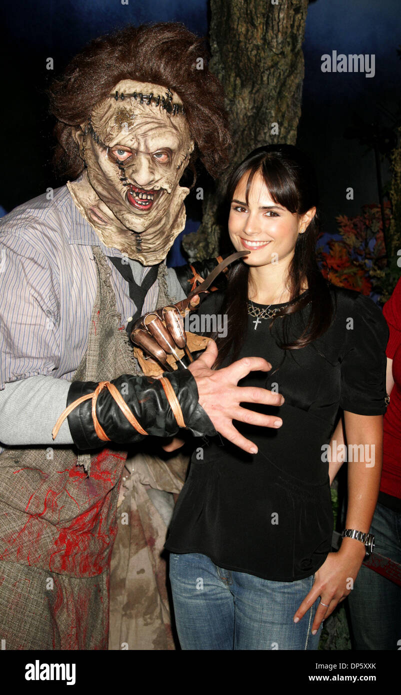 Settembre 28, 2006; New York, NY, STATI UNITI D'AMERICA; Acors LEATHERFACE e Jordana Brewster alla foto op per lo scoprimento della "Camera Live! Dotata di casa degli orrori" tenutosi a Madame Tussauds-Times Square. La camera dispone di impostazione da tre iconico horror film "Un incubo su Elm Street', 'Il Texas Chainsaw Massacre' e 'venerdì 13.' credito obbligatorio: Foto di Nancy Kaszerman/ZUMA Pres Foto Stock