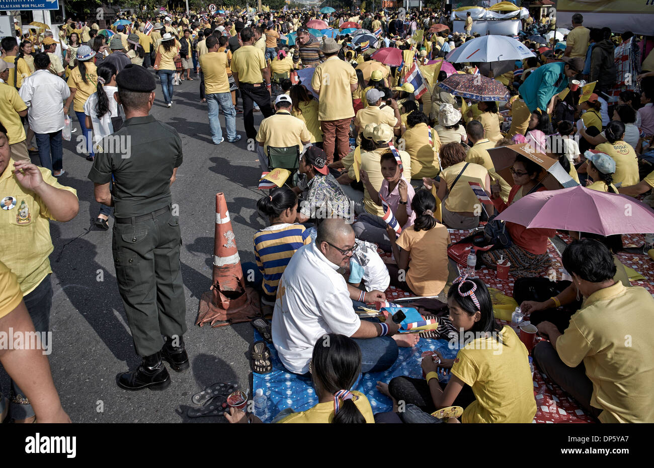 I tifosi della camicia gialla della Thailandia si riuniscono per rendere omaggio al re thailandese il suo compleanno. Hua Hin Thailandia S. E. Asia Foto Stock