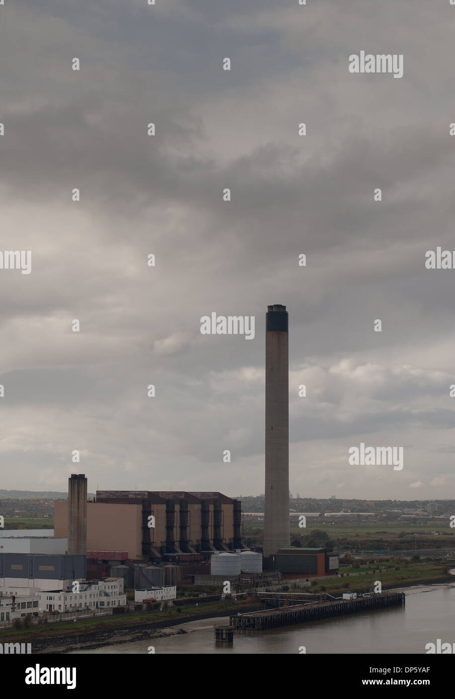 Il ponte dell'olio combustibile pesante alimentata energia sparato Littlebrook D power station per contrasto cupo ventoso cloud cielo spazzato Foto Stock