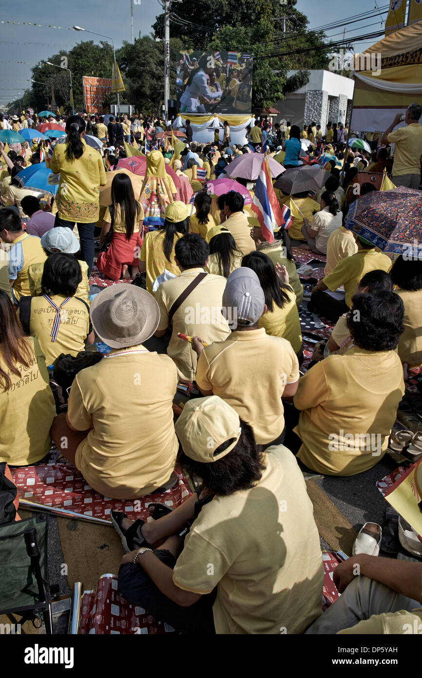 I tifosi della camicia gialla della Thailandia si riuniscono per rendere omaggio al re thailandese il suo compleanno. Hua Hin Thailandia S. E. Asia Foto Stock