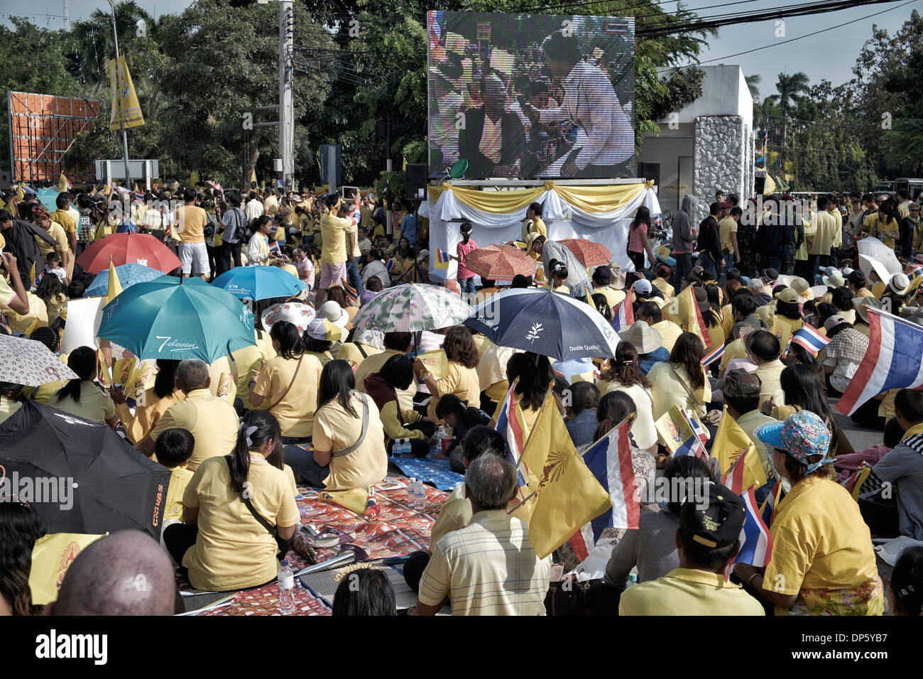 I tifosi della camicia gialla della Thailandia si riuniscono per rendere omaggio al re thailandese il suo compleanno. Hua Hin Thailandia S. E. Asia Foto Stock