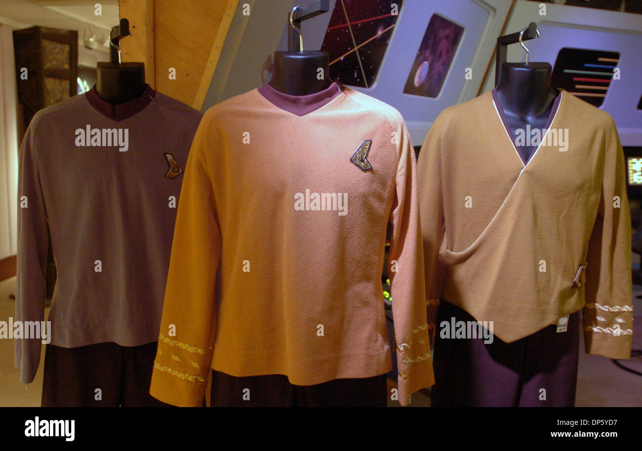 Set 29, 2006; Manhattan, NY, STATI UNITI D'AMERICA; in celebrazione del quarantesimo anniversario di Star Trek Christie's terrà un asta ufficiale di Star Trek di elementi da archivi di CBS Paramount studi televisivi. Gli elementi includono il materiale da tutte le Star Trek serie televisive e film, tra cui costumi, puntelli, set di fasciature, modelli di Starship Enterprise e varie nave aliena Foto Stock