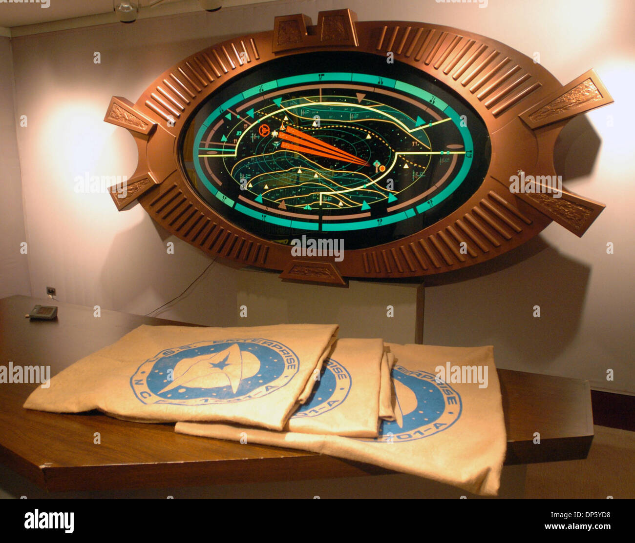 Set 29, 2006; Manhattan, NY, STATI UNITI D'AMERICA; in celebrazione del quarantesimo anniversario di Star Trek Christie's terrà un asta ufficiale di Star Trek di elementi da archivi di CBS Paramount studi televisivi. Gli elementi includono il materiale da tutte le Star Trek serie televisive e film, tra cui costumi, puntelli, set di fasciature, modelli di Starship Enterprise e varie nave aliena Foto Stock