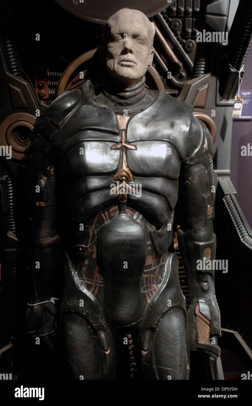 Set 29, 2006; Manhattan, NY, STATI UNITI D'AMERICA; in celebrazione del quarantesimo anniversario di Star Trek Christie's terrà un asta ufficiale di Star Trek di elementi da archivi di CBS Paramount studi televisivi. Gli elementi includono il materiale da tutte le Star Trek serie televisive e film, tra cui costumi, puntelli, set di fasciature, modelli di Starship Enterprise e varie nave aliena Foto Stock