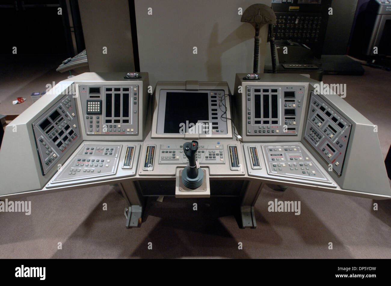 Set 29, 2006; Manhattan, NY, STATI UNITI D'AMERICA; in celebrazione del quarantesimo anniversario di Star Trek Christie's terrà un asta ufficiale di Star Trek di elementi da archivi di CBS Paramount studi televisivi. Gli elementi includono il materiale da tutte le Star Trek serie televisive e film, tra cui costumi, puntelli, set di fasciature, modelli di Starship Enterprise e varie nave aliena Foto Stock