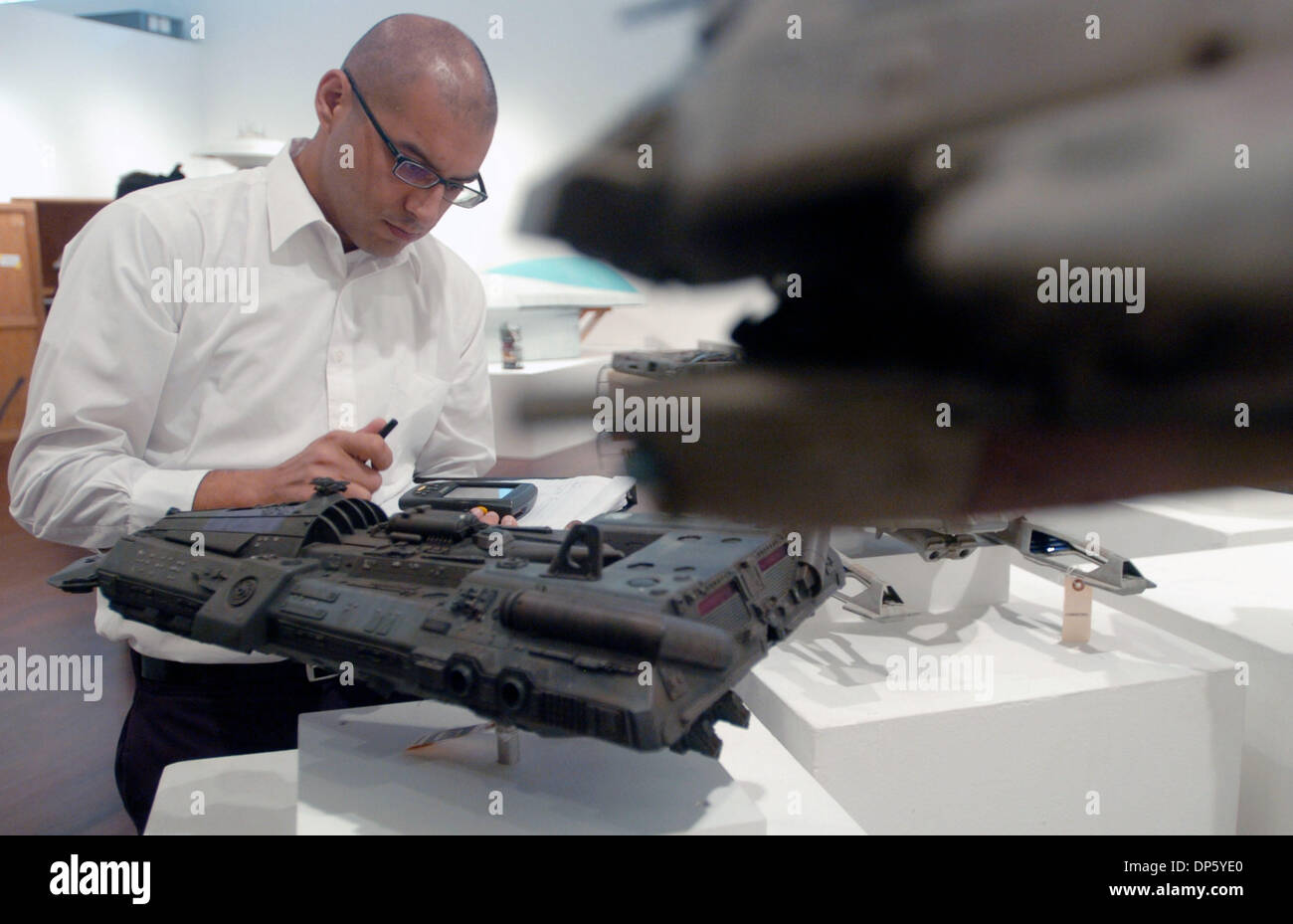 Set 29, 2006; Manhattan, NY, STATI UNITI D'AMERICA; un Christie's dipendente guarda oltre i modelli. In occasione del quarantesimo anniversario di Star Trek Christie's terrà un asta ufficiale di Star Trek di elementi da archivi di CBS Paramount studi televisivi. Gli elementi includono il materiale da tutte le Star Trek serie televisive e film, tra cui costumi, puntelli, set di fasciature, i modelli di S Foto Stock